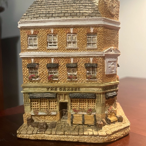 "Ye Grapes Tavern Shepherd Market" by the David Winter Collection - Picture 2 of 6